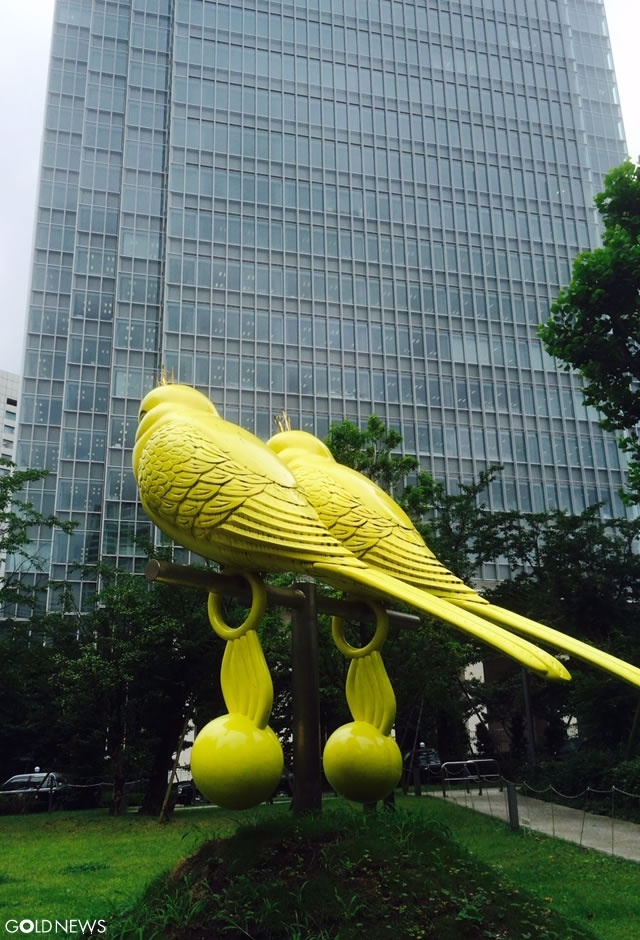 赤坂の巨大インコ「Polly Zeus」