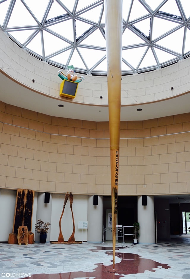 世界最大級(37.3m)の黄金の日時計